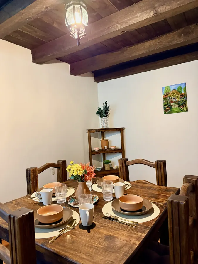 Comedor de la cabaña Cielo puesto para el desayuno