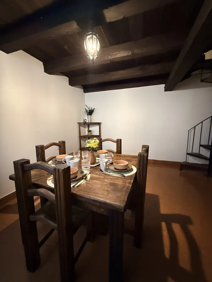 Mesa de comedor de madera puesta