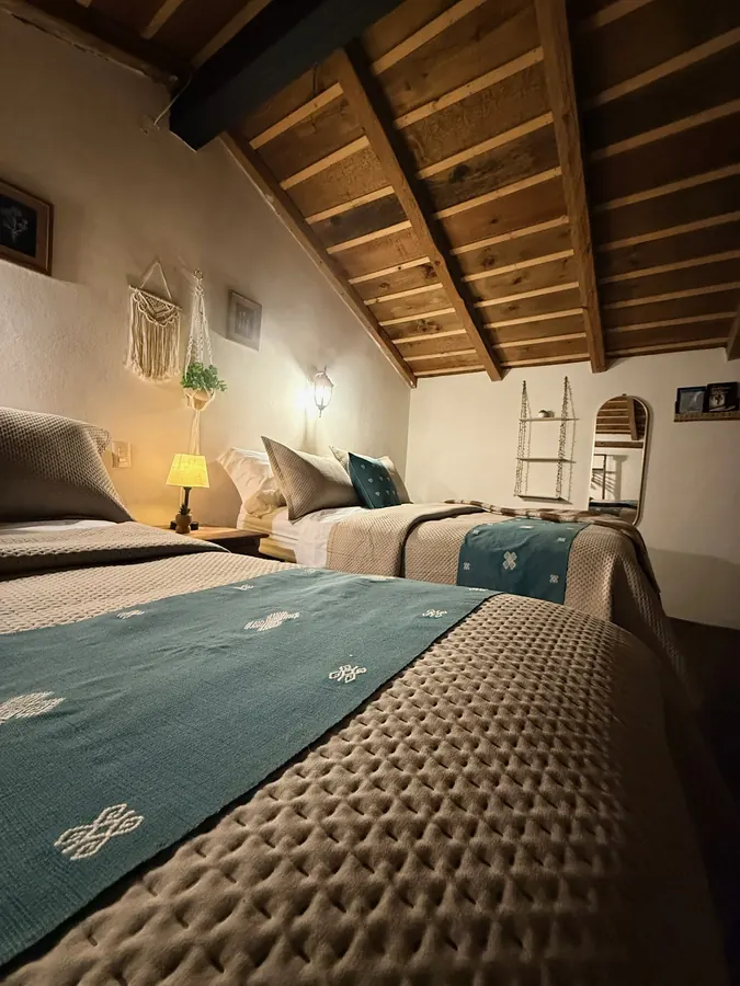 Recámara de la cabaña Luna con luz de día