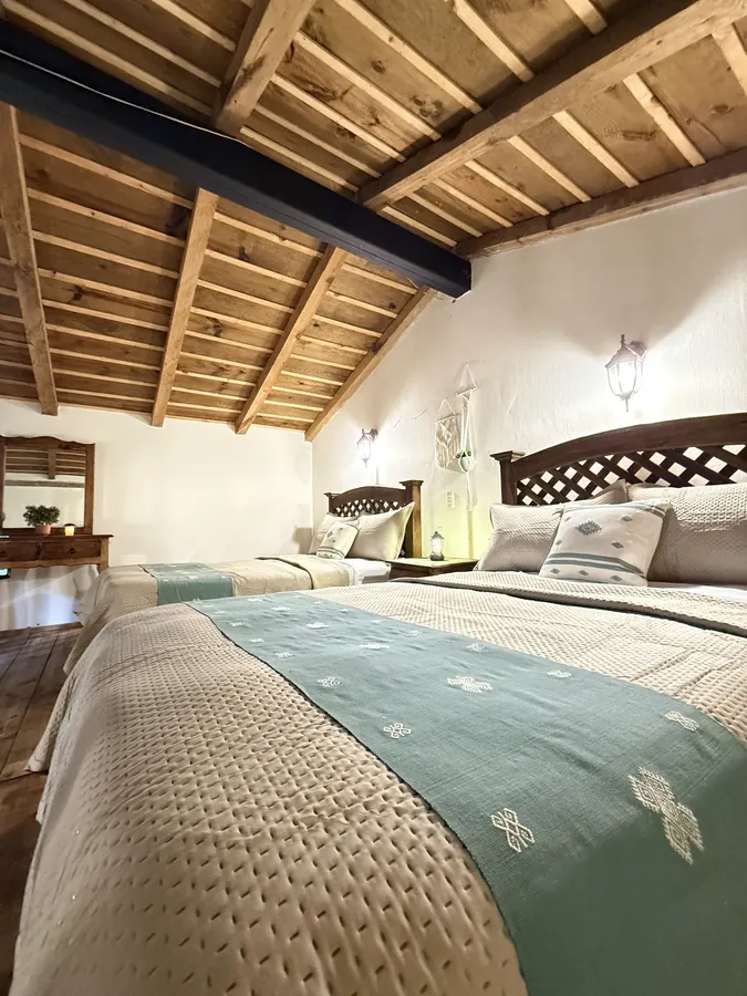 Camas con textiles chiapanecos en verde jade