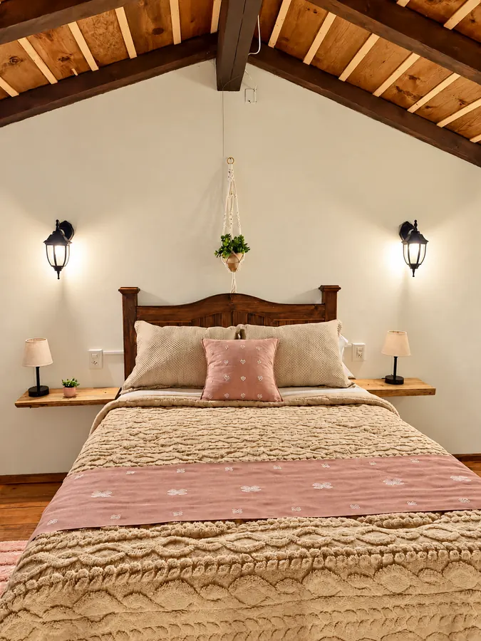 Recámara de la cabaña Tierra con cama matrimonial